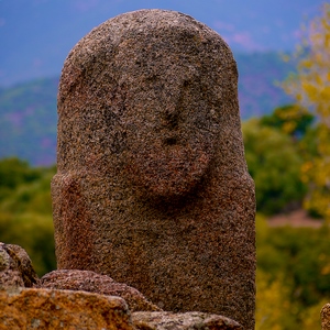 Menhir à visage humain à Filitosa - France  - collection de photos clin d'oeil, catégorie clindoeil
